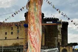 El pomo-elisk con los colores del arco iris fue una creación de Gaetano Pesce.