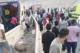 Un accidente en Egipto dejó al menos 12 estudiantes universitarios muertos y 40 heridos este 14 de octubre, tras el vuelco de un autobús en la carretera de Al Galala.