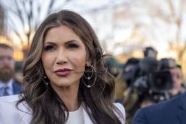 Noem añadió que la operación relámpago, llevada a cabo con la cooperación del gobernador republicano de Florida, Ron DeSantis, era un modelo que quería replicar en todo Estados Unidos..