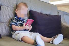 El uso constante de celulares puede repercutir en el descanso, la concentración y el aprendizaje infantil.