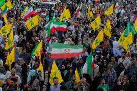 Personas con banderas de Irán y del grupo militante Hezbolá del Líbano asisten a un festival callejero para celebrar la festividad musulmana chiíta de Eid al-Ghadir, en Teherán, Irán, el 4 de junio de 2026.