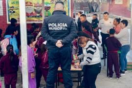 En el operativo se revisaron las mochilas de 370 alumnos para garantizar la seguridad escolar.