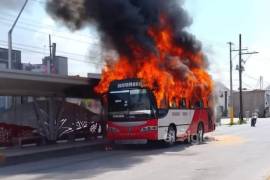 Bomberos y cuerpos de emergencia trabajaron para controlar el fuego y evitar mayores riesgos en la zona del bulevar Revolución.