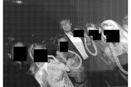 Esta fotografía redactada y sin fecha, publicada por los demócratas del Comité de Supervisión de la Cámara de Representantes, muestra a Donald Trump de pie con un grupo de mujeres.