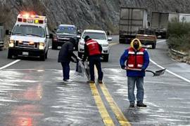 Elementos de Protección Civil aplican sal en los accesos más peligrosos de Castaños.