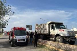 El trabajador se encontraba limpiando la carpeta asfáltica cuando ocurrió el impacto.