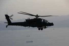 Un helicóptero AH-64 Apache sobrevolando el estrecho de Ormuz. Fotografía: Comando Central de los Estados Unidos.