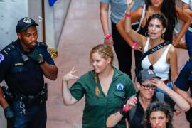 Amy Schumer y Emily Ratajkowski son detenidas mientras protestaban contra Kavanaugh