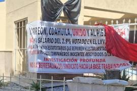 A través de pancartas, los trabajadores del IMSS denuncian represalias de parte de su sindicato; aseguran que han recibido amenazas para disuadirlos de participar en la marcha