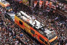 Un grupo de seguidores y fanáticos del actor y político Vijay cayó al intentar acercarse a su autobús.