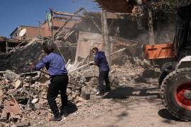 Trabajadores retiran escombros del complejo de la Universidad Tecnológica Sharif de Teherán, que según las autoridades iraníes fue alcanzado la madrugada del lunes por un ataque conjunto entre Estados Unidos e Israel.