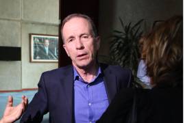 Luego explicó que “el ‘fracking’ es un proceso usado ampliamente en el mundo. La preocupación radica sobre daño ambiental, el uso de grandes cantidades de agua y el empleo de químicos que pueden afectar a los acuíferos involucrados.