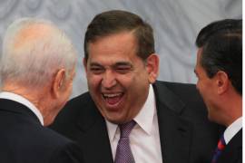 “Se dice que los ex dueños -los Ancira- quieren comprar la empresa con prestanombres y es algo que nos preocupa porque sería un golpe muy difícil para nosotros en tanto que nos han perjudicado esos empresarios. Y ahora que se vuelvan a quedar con la empresa, sería una burla y un golpe a las familias”, previno Julián Torres Ávalos.