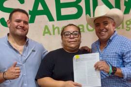 El coordinador de Conavi, Jonathan Ávalos, y el alcalde Feliciano Díaz, encabezaron la histórica firma de convenios de vivienda en Sabinas. FOTO: CORTESÍA