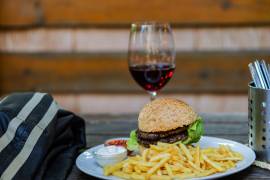 ¡Claro que hay forma de disfrutar tu comida rápida favorita con un vino! Solo hay que aprender a elegir el adecuado para cada platillo.