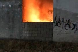 Bomberos de Monclova acudieron a la colonia Mezquital del Valle para controlar el incendio registrado durante la noche del viernes.