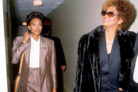 El romance secreto entre Whitney y su amiga íntima