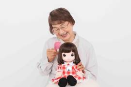 TOKIO, 18/08/2021.- Una empresa de juguetes japonesa ha creado una muñeca con inteligencia artificial (IA) para conversar, mantener activas y aliviar la sensación de aislamiento de las personas de la tercera edad tras el estallido de la pandemia de covid-19. EFE/© TOMY/Takara Tomy
