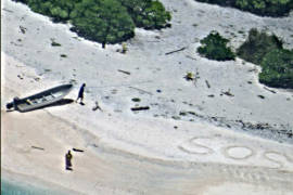 Rescatan a dos náufragos gracias a mensaje de 'SOS' en la playa