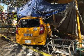 Testigos relataron el momento del impacto del taxi contra el puesto de comida en la calle Claveles de Torreón.