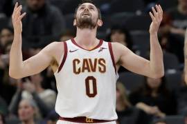 A Cavaliers les llueve sobre mojado; Kevin Love se fractura la mano durante un partido