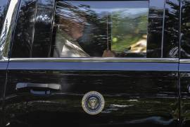 El presidente Donald Trump mira su teléfono al salir del Trump National Golf Club en Potomac Falls, Virginia, el 31 de agosto de 2025. Los datos robados en el ataque del Tifón Salino podrían permitir a los servicios de inteligencia chinos rastrear objetivos en todo el mundo; entre ellos se encontraban teléfonos utilizados por políticos prominentes, como el presidente Trump y el vicepresidente J. D. Vance, durante su campaña de 2024. El ataque también se dirigió contra los demócratas.