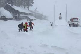La oficina del sheriff del condado de Nevada informó en una publicación de Facebook el martes por la noche que los seis sobrevivientes rescatados se habían refugiado en un refugio improvisado, construido en parte con lonas impermeables.