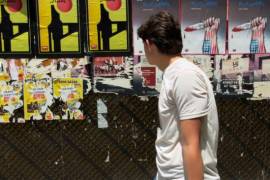 Un hombre pasa junto a carteles a favor de Hezbolá y en contra de Estados Unidos en Beirut.