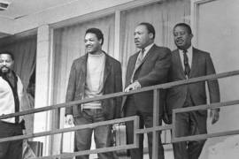 King se encuentra con sus ayudantes en el balcón del Motel Lorraine en Memphis, Tennessee, aproximadamente en el mismo lugar donde fue asesinado un día después, el 4 de abril de 1968.