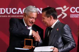 El presidente de México, Andrés Manuel López Obrador, entrega el Premio Nacional del Deporte 2022 al boxeador Julio César Chávez, en el Palacio Nacional en Ciudad de México.
