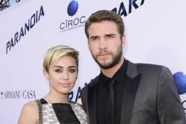 En esta fotografía del 8 de agosto de 2013, el actor Liam Hemsworth y la cantante y actriz Miley Cyrus llegan a la alfombra roja del estreno en Estados Unidos de la película “Paranoia” en el Teatro DGA de Los Ángeles.