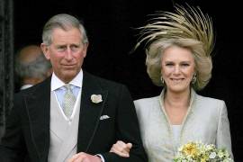 El príncipe Carlos de Gran Bretaña y Camilla, duquesa de Cornualles, salen de la capilla de St George's en Windsor, Inglaterra, el 9 de abril de 2005 después de la bendición religiosa a su boda civil. Camilla planeaba celebrar sus 75 años el domingo 17 de julio de 2022.