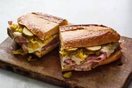 Con la siguiente receta podrás obtener en tan solo 15 minutos hasta 4 porciones de sandwich cubano de pavo