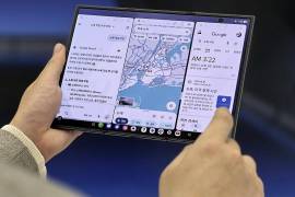 El gigante tecnológico surcoreano Samsung Electronics presentó este martes su nuevo dispositivo móvil Galaxy Z TriFold, un teléfono plegable triple que se expande hasta alcanzar una pantalla de 10 pulgada.