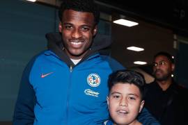 Javairô Dilrosun ya viste los colores de las Águilas del América y se tomó foto con los fans en su arribo a la CDMX.