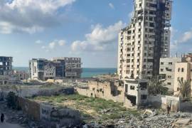 Una foto tomada por Noor Abu Hassira, una madre herida y varada en Ciudad de Gaza mientras se acercan las tropas israelíes, muestra la destrucción ante la casa de sus padres, donde se resguarda con sus tres hijas.