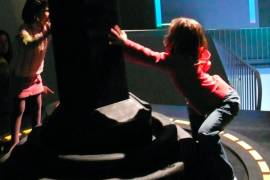 Dos niñas operan el Joystick Gigante en el LABoral Art and Industrial Creation Centre, en Asturias, España, el 31 de marzo del 2007. El enorme control de juegos de video producido creado por la profesora del Dartmouth College Mary Flanagan fue incluido en el registro Guinness de Récords Mundiales del 2022 como el joystick mayor de mundo. AP/Mary Flanagan