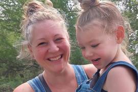 Los familiares de Tania Warner y su hija Ayla Lucas afirman que fueron detenidas ilegalmente. Desconocen qué problema encontró el ICE con su documentación migratoria.