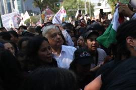 Andrés Manuel López Obrador, presidente de México, encabeza marcha hacia el Zócalo donde dará un mensaje a la población.