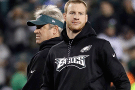 Carson Wentz, de candidato a MVP, a porrista con los Eagles