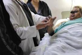La familia señaló que durante la atención médica presentó una infiltración en una mano que provocó complicaciones en una extremidad.