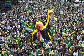Partidarios del candidato presidencial de la oposición, Flavio Bolsonaro, marcharon a principios de este mes con una efigie del presidente estadounidense Donald Trump sosteniendo una muñeca que representaba al presidente brasileño Luiz Inácio Lula da Silva.
