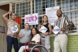 La fotografía muestra a ciudadanos como un miembro del colectivo LGBTQ+, un ciudadano con Síndrome de Down y una ciudadana en silla de ruedas.