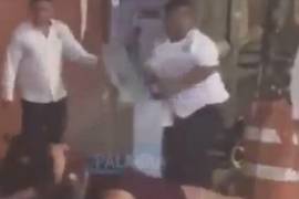 Cuatro hombres atacaron a una pareja a las afueras del antro ‘Coco Bongo’, recibieron patadas en el suelo y golpes con un