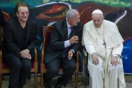 De izquierda a derecha, Bono de U2, el presidente de Scholas Occurrentes José María del Corral y el papa Francisco, durante el lanzamiento del movimiento educativo internacional Scholas Occurrentes.