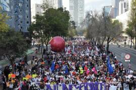 Decenas de jóvenes se congregaron en el monumento a El Caballito, en la Ciudad de México.
