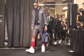 LeBron James volvió a impactar con su traje con shorts