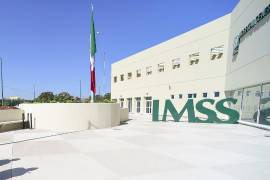 Familias esperan atención médica en el IMSS de Acuña, en medio de carencias y largas filas.