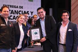 La constancia de “Oficina Verde” con ratificación diamante fue entregada por la Secretaría de Medio Ambiente del Estado a Torreón, reconociendo las prácticas responsables en el uso de recursos naturales y el fomento de un entorno más sustentable.