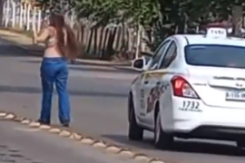 Mientras gritaba “me robaron mi plaza”, una mujer se desnudó frente a las oficinas de la Secretaría de Seguridad Pública de Tabasco